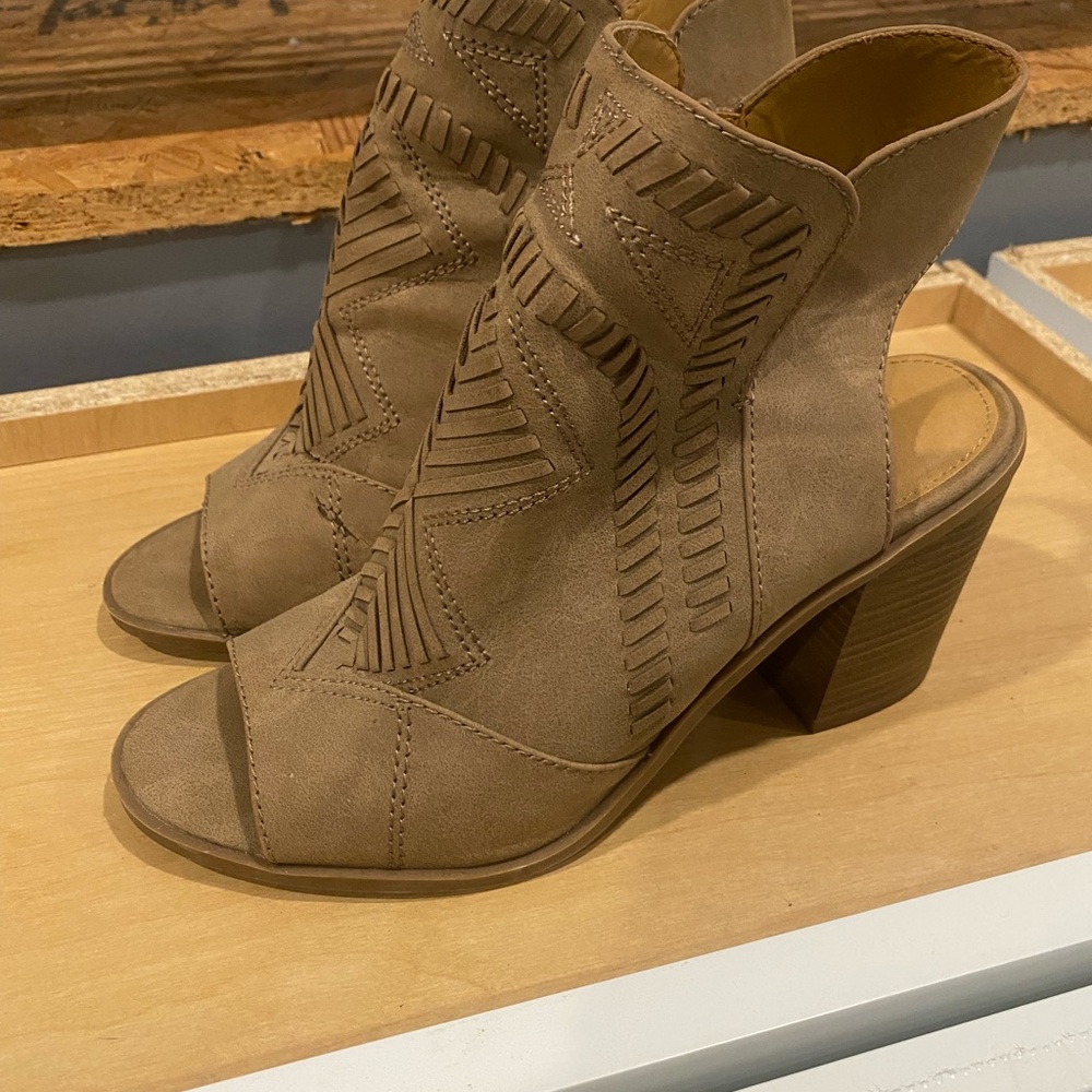 Universal Thread Tan Heeled Boots